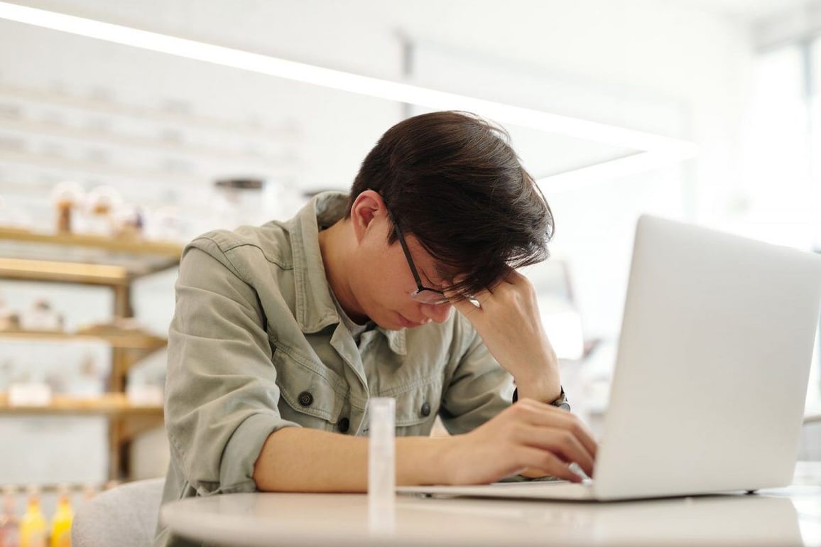 How to manage migraines at work.-featured-image